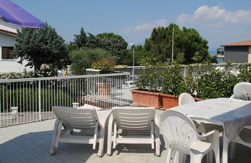 Sirmione Apartment | Lovely apartment for 5 guests with pool, WIFI, A/C, TV, terrace, pets allowed and parking