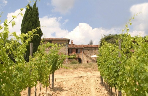Trequanda Apartment | Lovely apartment for 4 guests with WIFI, pool, TV and parking, close to Montepulciano