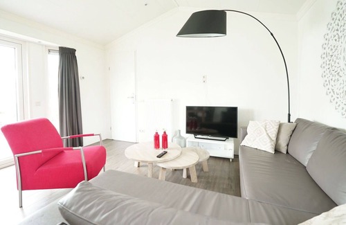 's-Gravendeel Apartment | Lovely apartment for 6 guests with WIFI, TV, terrace and parking