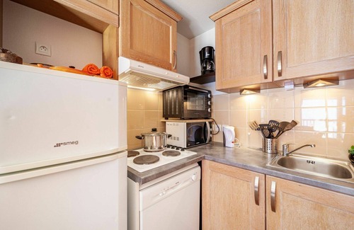 Les Bottieres Apartment | Lovely apartment for 6 guests with pool, internet, TV, balcony, pets allowed and parking