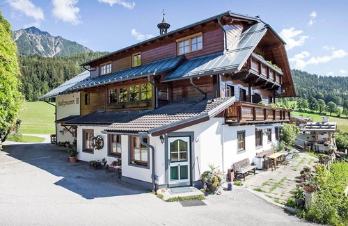 Ramsau am Dachstein Villa | Lovely apartment in villa for 2 guests with WIFI, TV, balcony, pets allowed and parking
