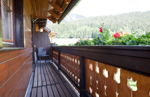 Ramsau am Dachstein Villa | Lovely apartment in villa for 2 guests with WIFI, TV, balcony, pets allowed and parking