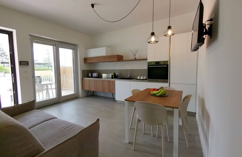 Laureto Villa | Lovely apartment in villa for 4 people with hot tub, WIFI, A/C, TV and veranda, close to Alberob.