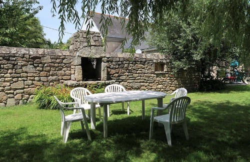 Plouhinec Villa | Lovely apartment in villa for 5 guests with WIFI, TV, terrace and parking