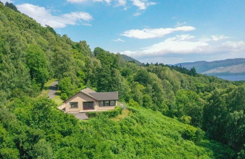 Drumnadrochit House | Lovely apartment in villa for 6 people with WIFI, TV, patio, panoramic view and parking
