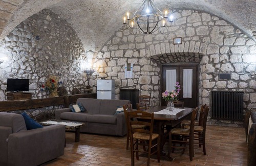 Capraccia Villa | Lovely apartment in villa for 4 guests with WIFI, pool, TV, patio and pets allowed