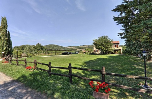 Pomarance Villa | Lovely apartment in villa for 5 guests with WIFI, pool, TV, terrace and panoramic view