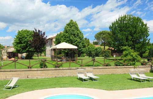 Il Poggio Villa | Lovely apartment in villa for 5 guests with pool, WIFI, TV, pets allowed and parking