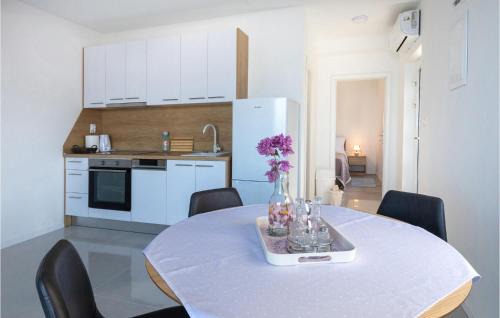 Komarna Apartment | Lovely Apartment In Komarna With Wifi