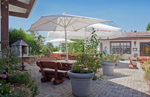 Bad Emstal House | Lovely apartment in villa for 3 people with pool, WIFI, TV, terrace, pets allowed and parking