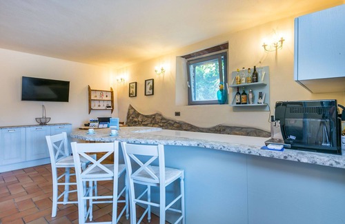 Castagneto Carducci Villa | Lovely apartment in villa for 5 guests with A/C, pool, WIFI, TV, patio and pets allowed