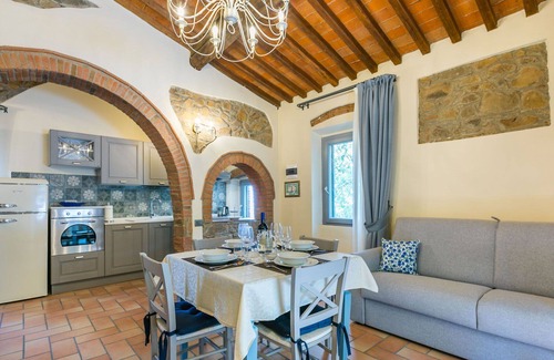 Castagneto Carducci Villa | Lovely apartment in villa for 5 guests with A/C, pool, WIFI, TV, patio and pets allowed
