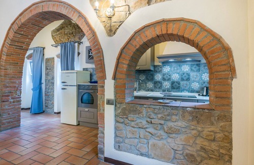 Castagneto Carducci Villa | Lovely apartment in villa for 5 guests with A/C, pool, WIFI, TV, patio and pets allowed