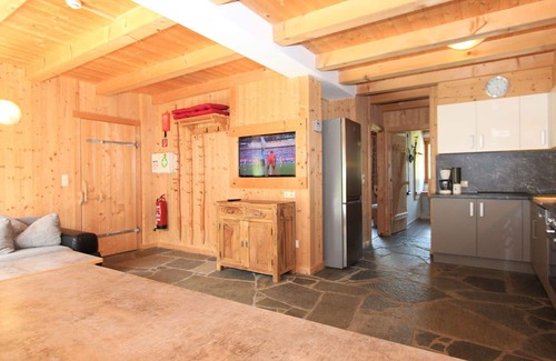 Juns House | Lovely apartment in villa for 9 guests with WIFI, TV and terrace