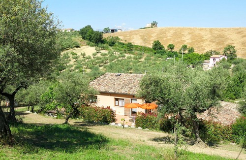 Collecorvino Villa | Lovely apartment in villa for 4 people with WIFI, pool, TV, terrace, pets allowed and parking