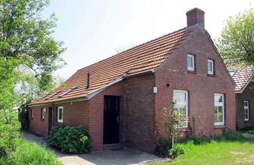 Bunde House | Lovely apartment in villa for 7 guests with WIFI, TV, terrace and pets allowed