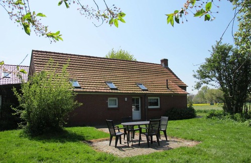 Bunde House | Lovely apartment in villa for 7 guests with WIFI, TV, terrace and pets allowed