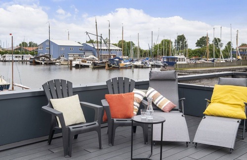 Woudsend House | Lovely apartment in villa for 4 guests with WIFI, patio and parking