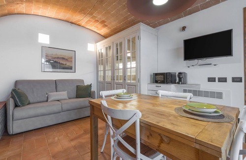 Monteriggioni Apartment | Lovely apartment for 2 guests with WIFI, A/C, pool, TV and pets allowed, close to Siena