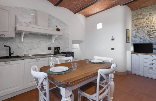 Monteriggioni Apartment | Lovely apartment for 2 guests with WIFI, pool, A/C, TV and pets allowed, close to Siena