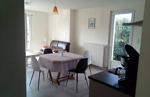 Plouharnel Apartment | Lovely apartment on the ground floor of a house just a stone's throw from Carnac