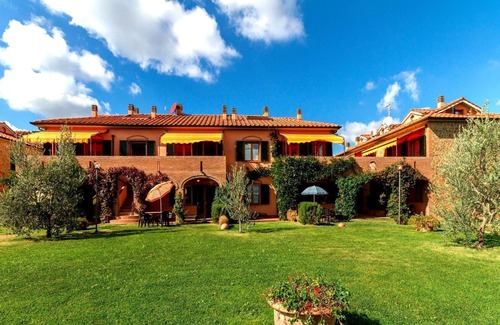 Sughera Apartment | Lovely apartment with pool, A/C, WIFI, TV, patio and panoramic view, close to San Gimignano