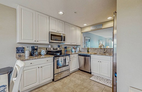 Ocean View Condo | Lovely Bethany Bay Condo w/Balcony Water Views, W/D, Shared Pool, WiFi, & AC