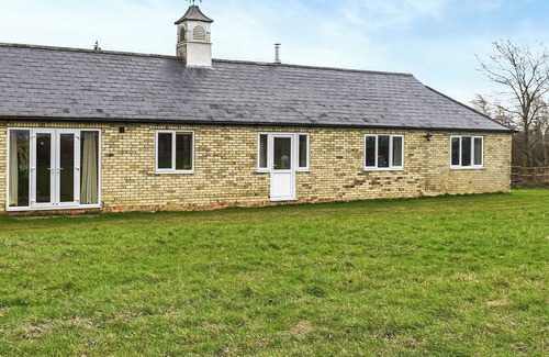 Ely Cottage | Lovely bright bungalow with amazing views across the open countryside.