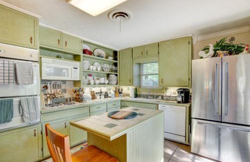 College Station House | Lovely Bryan Home with Deck - 4 Mi to Kyle Field!