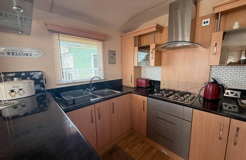 Hopton House | Lovely caravan with decking at Breydon Water in Norfolk ref 10027RP