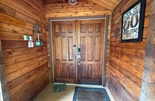 Enumclaw Cabin | Lovely cedar log cabin in Greenwater minutes to Mount Rainier