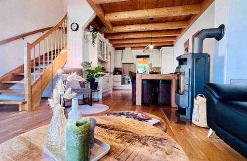Kotschach-Mauthen Villa | Lovely chalet with a garden near the ski slope