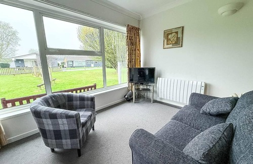 Oulton Broad Ski Chalet | Lovely chalet on an excellent holiday park in Lowestoft ref 12020B