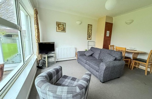 Oulton Broad Ski Chalet | Lovely chalet on an excellent holiday park in Lowestoft ref 12020B