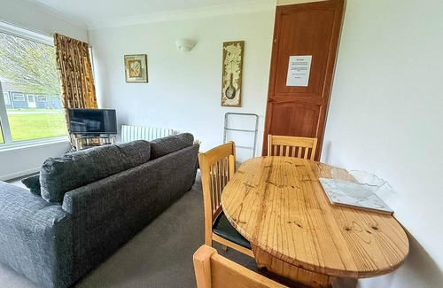 Oulton Broad Ski Chalet | Lovely chalet on an excellent holiday park in Lowestoft ref 12020B
