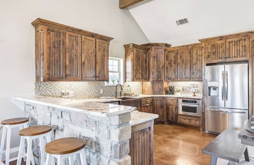 Palo Pinto County House | Lovely Chateau - Sparkling Pool - at Hells Gate