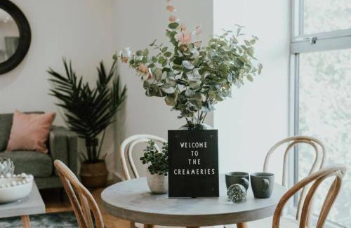 Chorlton-cum-Hardy Apartment | Lovely Chorlton Flat! 5 Seconds to Bus Stop & 2 Minutes to Tram Station