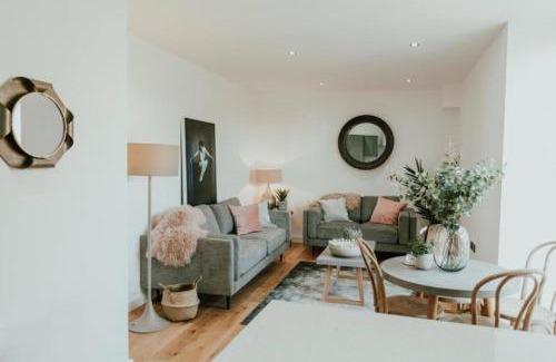 Chorlton-cum-Hardy Apartment | Lovely Chorlton Flat! 5 Seconds to Bus Stop & 2 Minutes to Tram Station