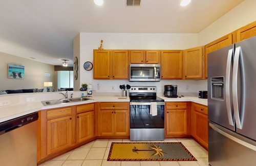 Red Hill Condo | Lovely condo with screened-in porch, WiFi, W/D, shared pool & hot tub