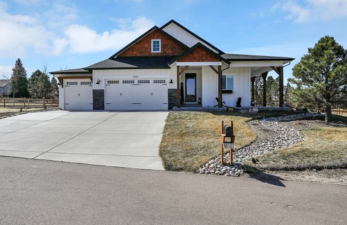 Gleneagle House | Lovely dog-friendly home with hot tub, fireplace, & washer/dryer