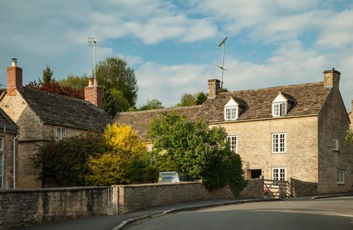 North Cerney Cottage | Lovely dog-friendly 2-bed cottage in Cotswold village with pub