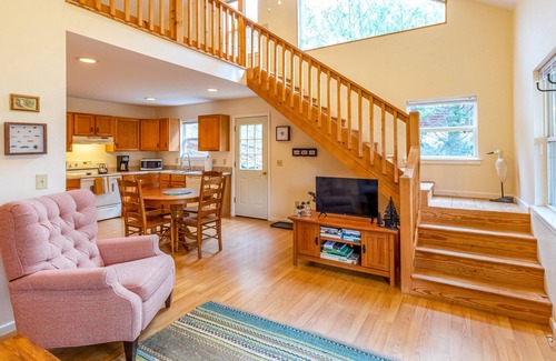Sylva House | Lovely dog-friendly mountain home with firepit, central AC, and washer/dryer