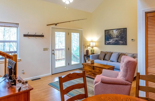 Sylva House | Lovely dog-friendly mountain home with firepit, central AC, and washer/dryer