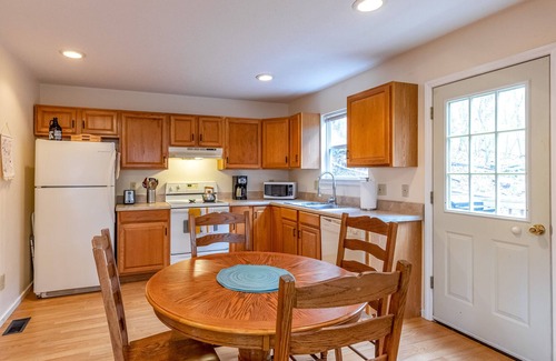 Sylva House | Lovely dog-friendly mountain home with firepit, central AC, and washer/dryer