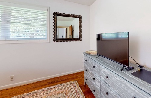 Lynn House | Lovely downtown home with fireplace, 2 enclosed yards, stone patio, washer/dryer