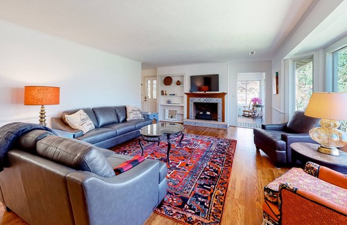 Lynn House | Lovely downtown home with fireplace, 2 enclosed yards, stone patio, washer/dryer