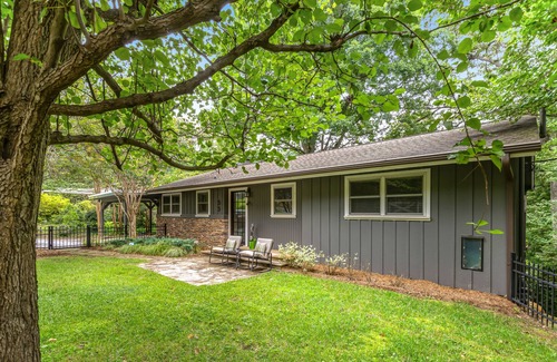 Lynn House | Lovely downtown home with fireplace, 2 enclosed yards, stone patio, washer/dryer