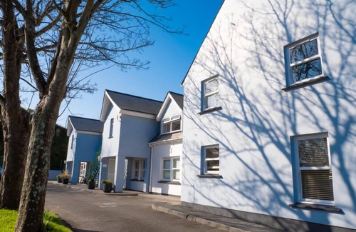 Hougue Moulin Apartment | Lovely Duplex Apartment near to beach and stunning coastal walks