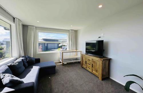 Aotea House | Lovely Family Home in Aotea with Grear Views - No Parties or Smoking