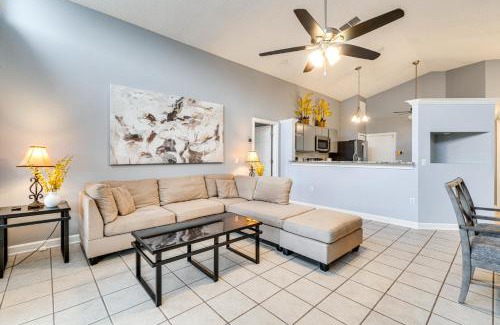 Lake Mary House | Lovely Florida Retreat with Lanai 5 Mi to Riverwalk